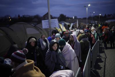 ARCHIVO - Refugiados que huyen de la guerra en la vecina Ucrania hacen cola en el cruce fronterizo de Medyka, Polonia, 10 de marzo de 2022. Alrededor de 2,5 millones de personas han huido de Ucrania en las dos semanas transcurridas desde que Rusia invadió. La mayoría han huido a la Unión Europea. (AP Photo/Daniel Cole, Archivo)
