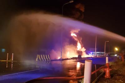 En esta imagen proporcionada por la Agencia Saudí de Prensa, bomberos tratan de extinguir un incendio en una terminal de Aramco en la localidad fronteriza sureña de Jizan, Arabia Saudí, el la madrugada del domingo 20 de marzo de 2022. (Saudi Press Agency via AP)