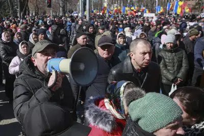 Imagen de la protesta en Chisinau, Moldavia, el 12 de marzo de 2023. (Foto AP /Aurel Obreja)