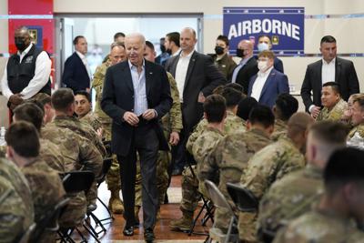 El presidente Joe Biden visita a miembros de la 82ª División Aerotransportada en la G2A Arena, el viernes 25 de marzo de 2022 en Jasionka, Polonia. (AP Foto/Evan Vucci)