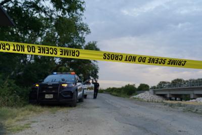 Zona acordonada por la policía tras el hallazgo de decenas de personas muertas, posiblemente migrantes, en un camión de carga, el martes 28 de junio de 2022, en San Antonio, Texas. (Foto AP/Eric Gay)