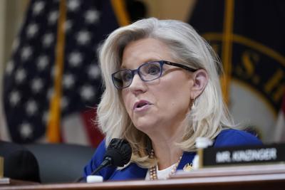 Archivo - La subjefa de una comisión especial de la cámara baja que investiga el asalto del 6 de enero de 2001 al Capitolio de Estados Unidos, la republicana Liz Cheney, habla durante una audiencia dle panel el 13 de octubre de 2022, en Washington. (AP Foto/J. Scott Applewhite, Archivo)