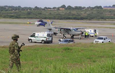 Un soldado patrulla cerca de la pista del aeropuerto Camilo Daza donde ocurrió una explosión cerca de la valla perimetral en Cúcuta, Colombia, el martes 14 de diciembre de 2021. La policía colombiana informpo el martes 28 de diciembr de 2021 que capturó a cinco sospechosos del ataque con explosivos. (AP Foto/Ferley Ospina)