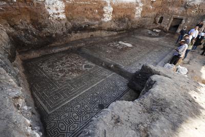 Gente contempla un enorme mosaico de la era romana en Rastan, Siria, miércoles 12 de octubre de 2022. Funcionarios sirios dicen que es el descubrimiento arqueológico más importante desde el inicio del conflicto hace 11 años. (AP Foto/Omar Sanadiki)