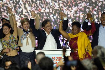 El candidato presidencial Gustavo Petro, en el centro, y su compañera de fórmula Francia Márquez, a su derecha, con la coalición Pacto Histórico, se presentan ante los partidarios con la esposa de Márquez, Verónica Alcocer, segunda desde la izquierda, y su hija Andrea en la noche de las elecciones en Bogotá, Colombia, el domingo 29 de mayo de 2022. Petro avanzará a una segunda vuelta en junio después de que ninguno de los seis candidatos en la primera ronda del domingo obtuvo la mitad de los votos. (AP Foto/Fernando Vergara)