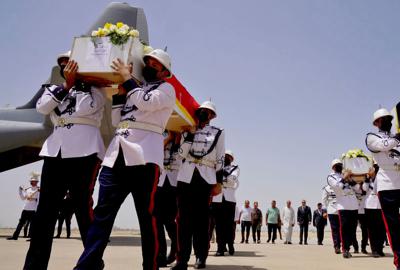 Los ataúdes de personas muertas en un ataque en la región kurda de Irak llegan al aeropuerto de Bagdad el 21 de julio del 2022. Foto cortesía de la Oficina de Prensa del Primer Ministro de Irak. (Oficina de Prensa del Primer Ministro de Irak via AP)