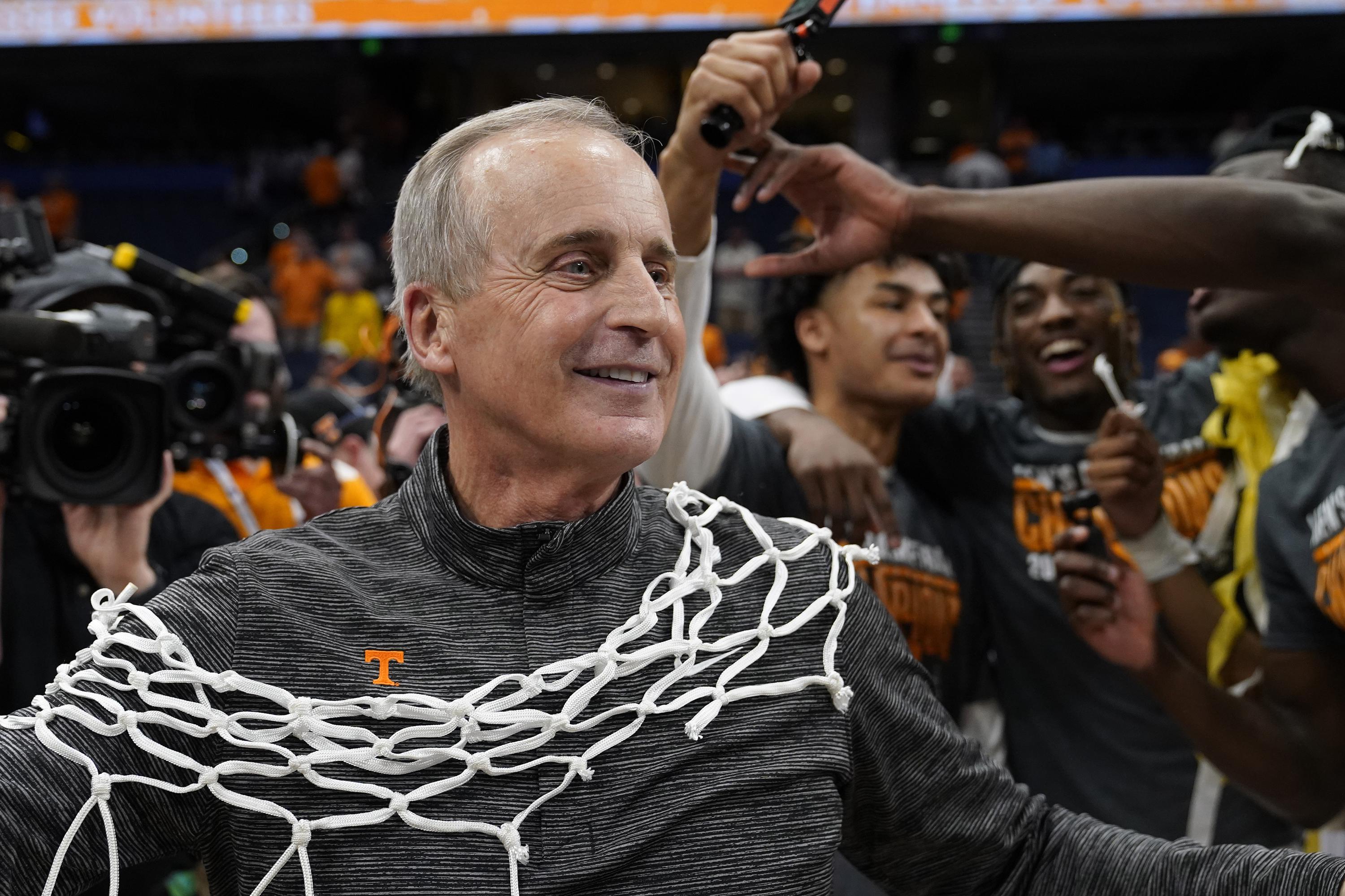 Tennessee extends coach Rick Barnes' deal through 26-27 | AP News