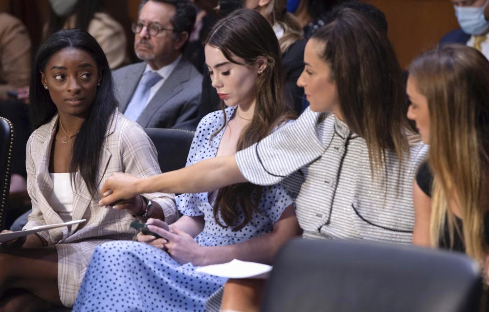 Las gimnastas estadounidenses de izquierda a derecha, Simone Biles, McKayla Maroney, Aly Raisman y Maggie Nichols, llegan para testificar durante una audiencia judicial en el Senado sobre el informe del Inspector General sobre el manejo del FBI de la investigación de Larry Nassar en Capitol Hill, el miércoles 15 de septiembre. 2021, en Washington.  Nassar fue acusado en 2016 de delitos federales de pornografía infantil y cargos de abuso sexual en Michigan.  Ahora está cumpliendo décadas de prisión después de que cientos de niñas y mujeres dijeron que abusó sexualmente de ellas con el pretexto de recibir tratamiento médico cuando trabajaba para USA Gymnastics, con sede en Michigan State e Indiana, que entrena a atletas olímpicos.  (Saul Loeb / Pool vía AP)