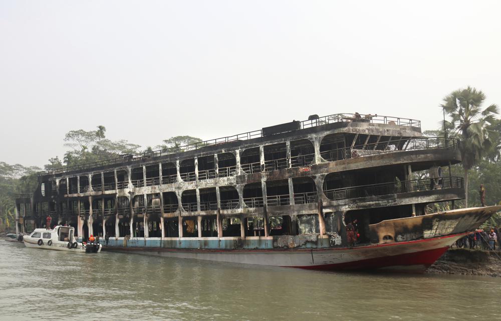 Un ferry de pasajeros quemado se ve anclado frente a la costa del distrito de Jhalokati en el río Sugandha en Bangladesh, el viernes 24 de diciembre de 2021. Los servicios de bomberos de Bangladesh dicen que al menos 37 pasajeros murieron y muchos otros resultaron heridos en un incendio masivo que arrasó un ferry en el sur del río Sugandha.  El incendio estalló alrededor de las 3 am del viernes en el ferry lleno de 800 pasajeros.  (Foto AP)