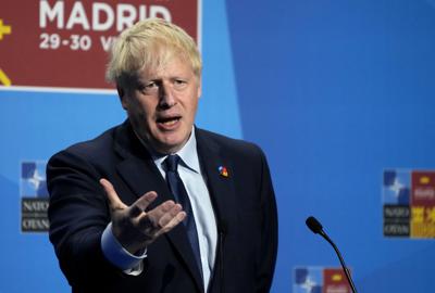 El primer ministro británico Boris Johnson habla en conferencia de prensa durante la cumbre de la OTAN en Madrid, 30 de junio de 2022. (AP Foto/Paul White)