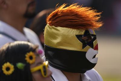 Un aficionado a la música, con una máscara de luchador de Lucha Libre, en el festival Vive Latino, en la Ciudad de México, el 20 de marzo de 2022. El Vive Latino se ha convertido en la mayor celebración del rock latino de Latinoamérica. (AP Foto/Eduardo Verdugo)