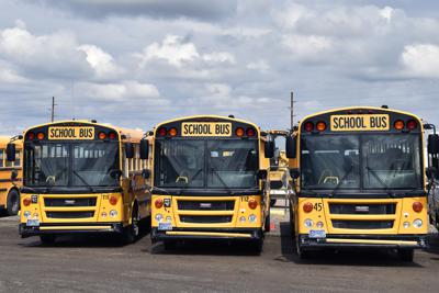 Autobuses escolares estacionados en Helena, Montana, antes del inicio del año escolar, el viernes 20 de agosto de 2021. (AP Foto/Iris Samuels)