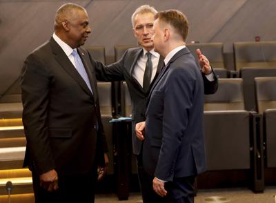 El secretario de Defensa de los Estados Unidos, Lloyd J. Austin III, a la izquierda, habla con el ministro de Defensa de Polonia, Mariusz Blaszczak, a la derecha, y el secretario general de la OTAN, Jens Stoltenberg, durante una reunión del Consejo del Atlántico Norte en la sede de la OTAN en Bruselas, el miércoles 16 de marzo de 2022. En conversaciones en la sede de la OTAN en Bruselas, el secretario de Defensa de Estados Unidos, Lloyd Austin, y sus homólogos están sopesando qué defensas erigir en el flanco oriental de la organización, desde Estonia en el norte a través de Letonia, Lituania y Polonia hasta Bulgaria y Rumania en el Mar Negro. (AP Photo/Olivier Matthys)