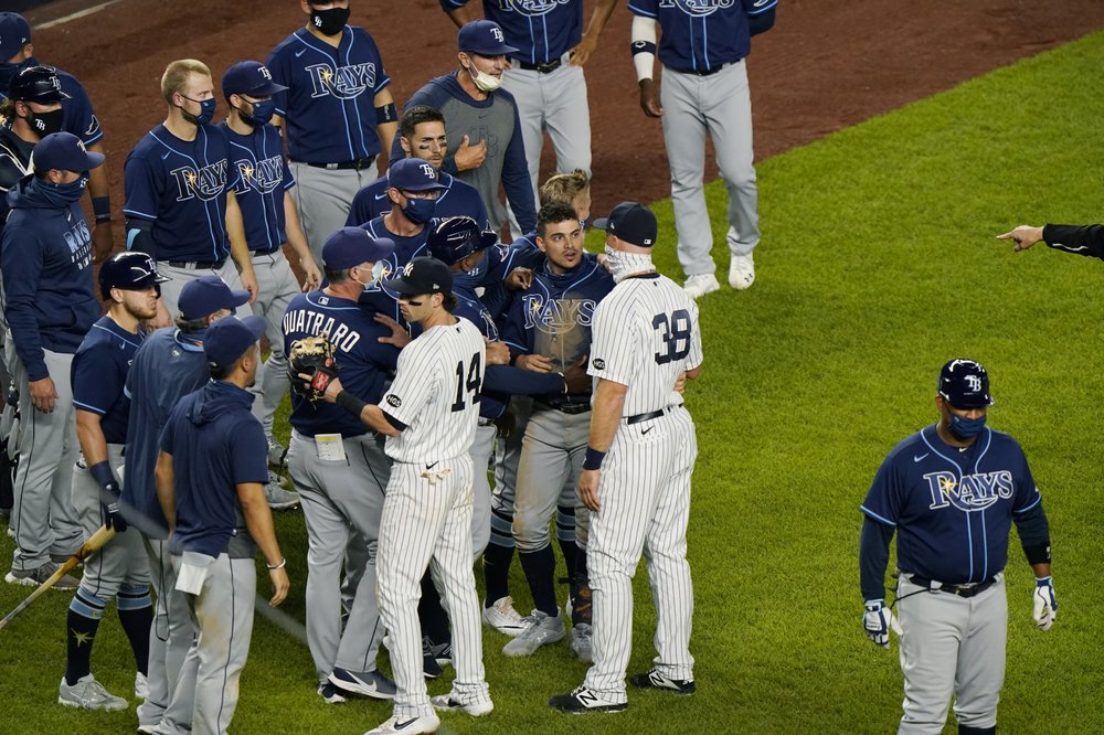 Tampa Bay Rays y New York Yankees intercambian palabras después de la derrota de los Rays por 5-3 ante los Yankees en un juego de la MLB, el martes 1 de septiembre de 2020, en el Yankee Stadium de Nueva York.