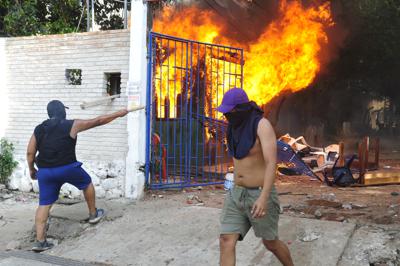 Una oficina de la Federación de Campesinos de Bolivia en llamas provocadas por los manifestantes durante una protesta, el viernes 11 de noviembre de 2022, en Santa Cruz, Bolivia. (AP Foto/Ipa Ibañez)