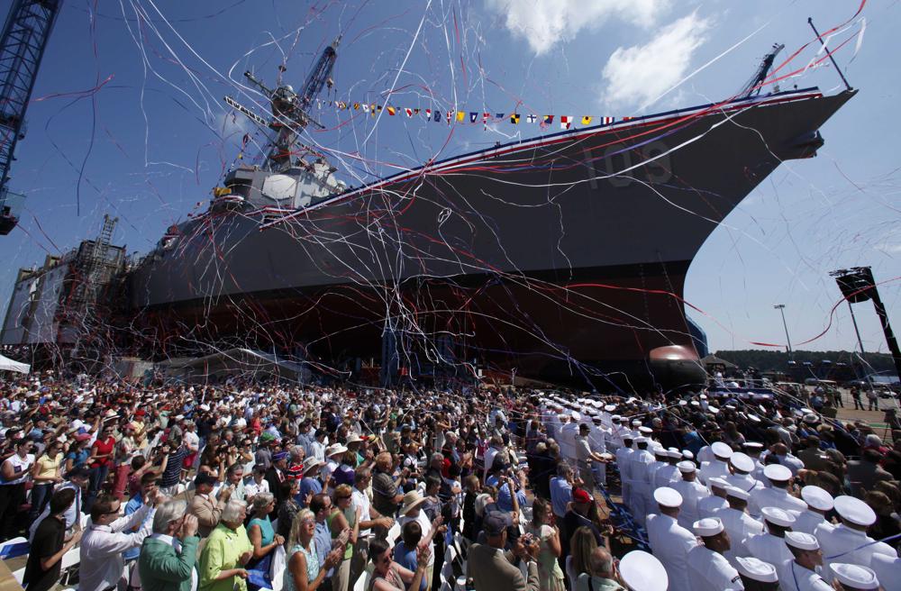 ARCHIVO - Un destructor de la clase Arleigh-Burke es bautizado en Bath Iron Works en Bath, Maine, el 1 de agosto de 2009. El destructor caballo de batalla de la Marina de los EE. UU. entró en producción hace más de 30 años, pero pronto será reemplazado por un nuevo destructor que contará con láseres. que puede derribar misiles y atacar a los enemigos con misiles hipersónicos que superan las 3800 mph.  (Foto AP/Robert F. Bukaty, archivo)