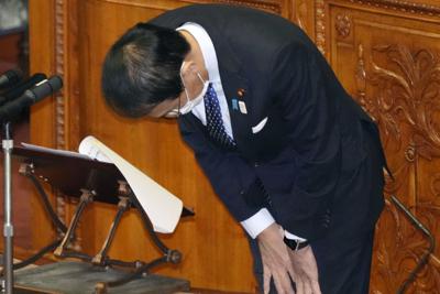 El ministro de Justicia japonés Yasuhiro Hanashi se inclina en una sesión parlamentaria en Tokio, viernes 11 de noviembre de 2022. El primer ministro japonés Fumio Kishida ha demorado su partida al sureste asiático para asistir a tres cumbres, aparentemente para destituir a su ministro de Justicia, quien declaró que su trabajo solo llega a las noticias cuando firma una orden de ejecución. (Kyodo News via AP)