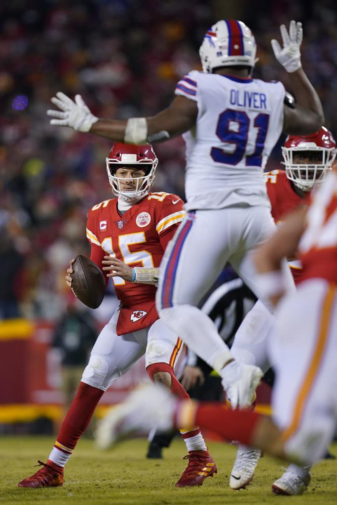 El mariscal de campo de los Kansas City Chiefs, Patrick Mahomes (15), busca pasar al tackle defensivo de los Buffalo Bills, Ed Oliver (91), durante la segunda mitad de un partido de fútbol de la ronda divisional de la NFL, el domingo 23 de enero de 2022, en Kansas City, Mo. ( Foto AP/Ed Zurga)