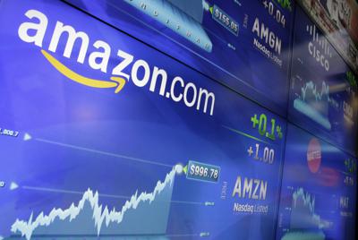 En esta imagen de archivo, tomada el 30 de mayo de 2017, el logo de Amazon en una pantalla del Nasdaq Market Site, en Times Square, Nueva York. (AP Foto/Richard Drew, archivo)