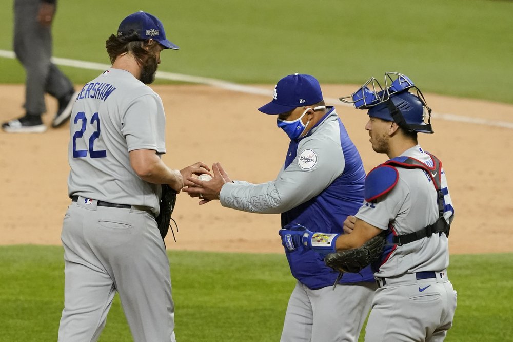 El abridor de los Dodgers de Los Ángeles Clayton Kershaw (22) deja el juego contra los Bravos de Atlanta durante la sexta entrada en el Juego 4 de una Serie de Campeonato de la Liga Nacional de MLB el jueves 15 de octubre de 2020.