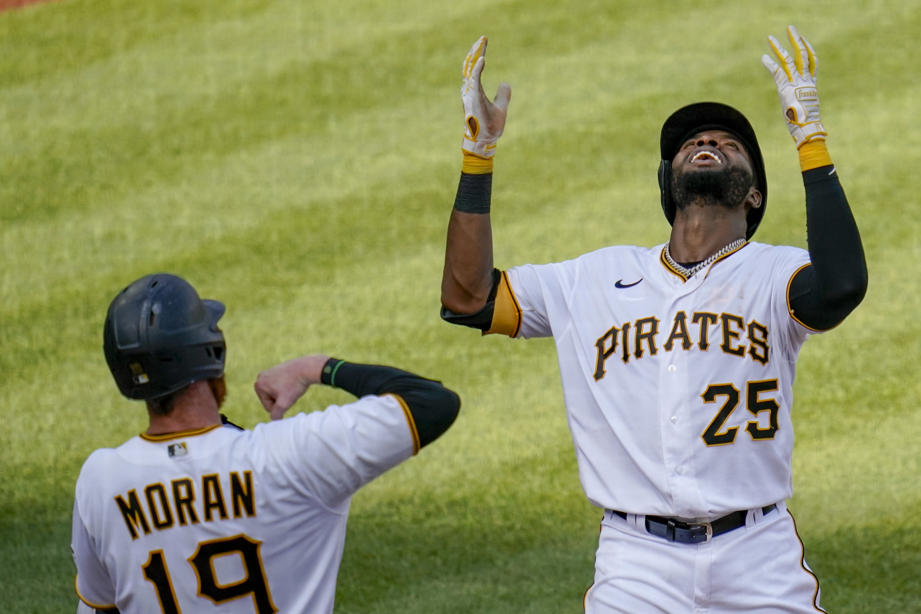 Offense breaks out as Pirates rip Brewers 125 AP News