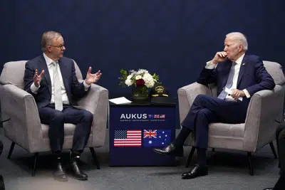 El presidente estadounidense Joe Biden escucha al primer ministro australiano Anthony Albanese en la Base Naval Point Loma, el lunes 13 de marzo de 2023, en San Diego. (AP Foto/Evan Vucci)