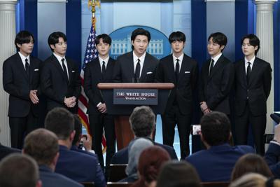 ARCHIVO - RM, en el centro, acompañado por otros miembros del grupo de K-pop BTS, de izquierda a derecha V, Jungkook, Jimin, Jin, J-Hope y Suga hablan durante la conferencia de prensa diaria en la Casa Blanca, en Washington, el martes 31 de mayo de 2022. (AP Foto/Evan Vucci, Archivo)