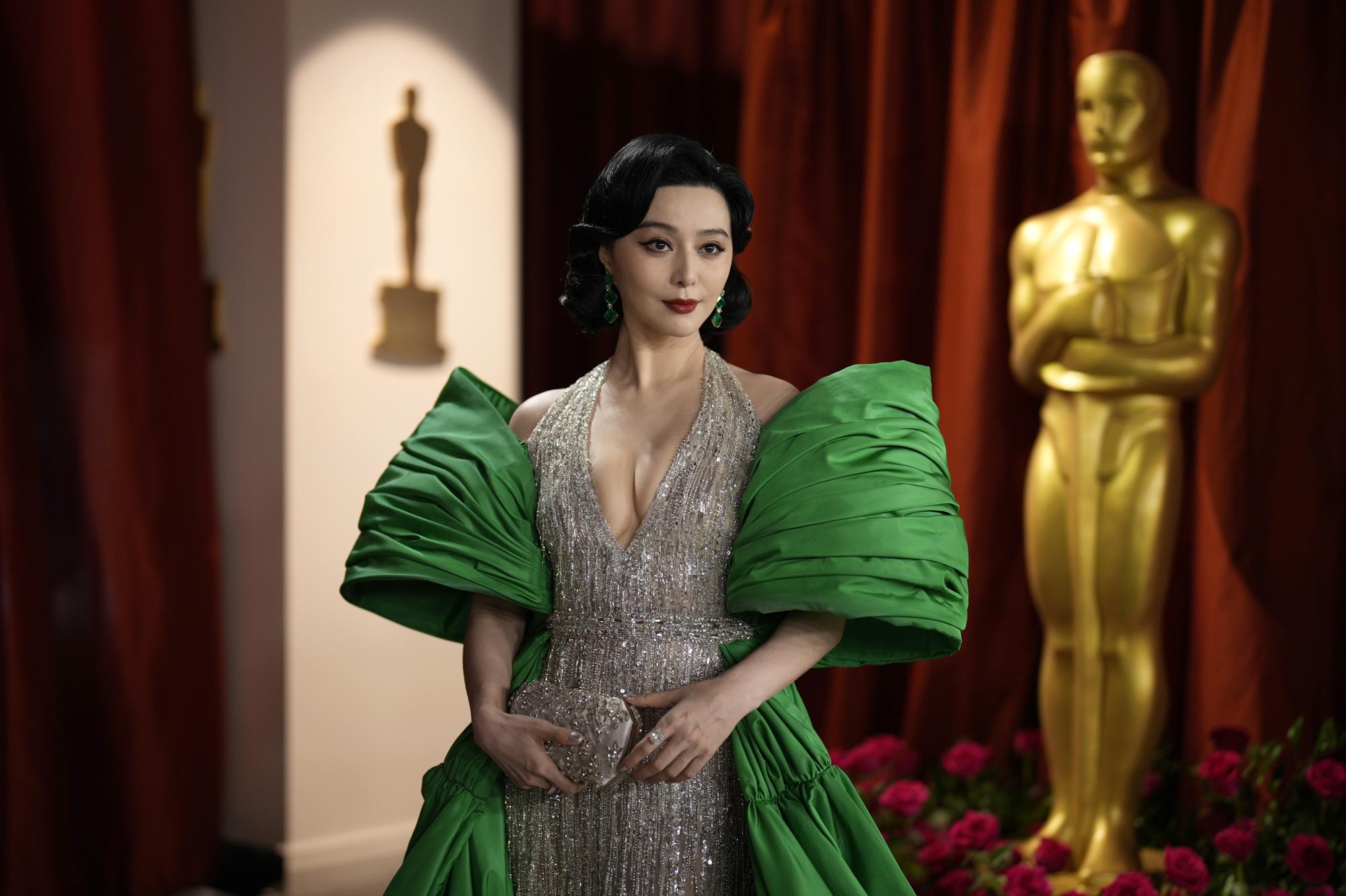 omdrejningspunkt ubemandede kanal Oscars fashion: Fan Bingbing, Angela Bassett regal in 2 ways | AP News