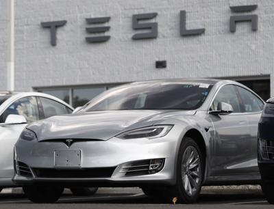 Un  vehículo Tesla Model 3 modelo 2018 exhibido en una concesionaria de la marca en Littleton, Colorado, el 8 de julio de 2018. (AP Foto/David Zalubowsi, File)