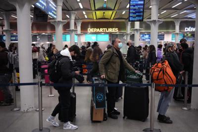 Varias personas hacen fila en la Estación Internacional St. Pancras, la terminal del tren Eurostar para viajar a Francia y otros países del continente europeo, el viernes 17 de diciembre de 2021 en Londres. (AP Foto/Matt Dunham)