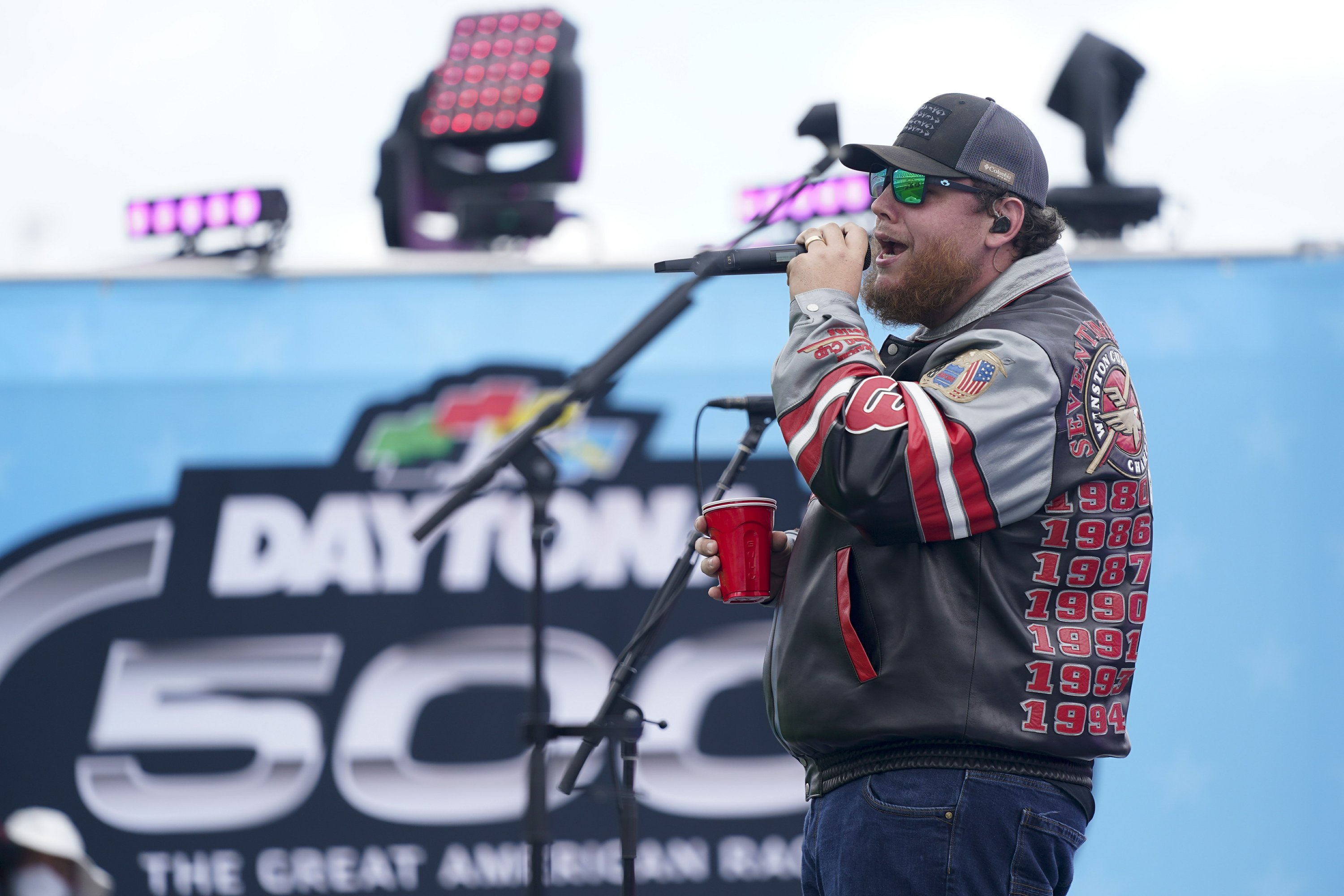 Luke Combs apologizes for the images of the Confederate flag