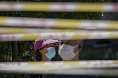 Personas con máscaras anticovid en Beijing el 15 de mayo del 2022. (Foto AP/Andy Wong)