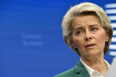 La presidenta de la Comisión Europea Ursula von der Leyen habla en una conferencia de prensa en una reunión de la UE en Bruselas, el 21 de octubre del 2022.  (AP Foto/Geert Vanden Wijngaert)