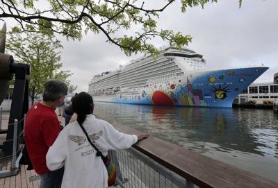 ARCHIVO - Varias personas observan un crucero de la línea Norwegian Cruise en el río Hudson, el 8 de mayo de 2012, en Nueva York. (AP Foto/Richard Drew, archivo)
