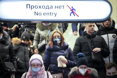 Varias personas, algunas portando mascarillas para protegerse del coronavirus, caminan en San Petersburgo, Rusia, el viernes 21 de enero de 2022. (AP Foto/Dmitri Lovetsky)