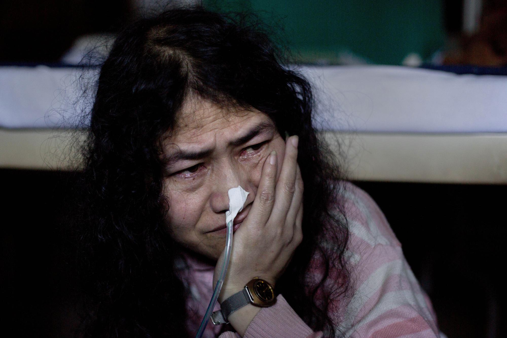 ARQUIVO - A mais famosa prisioneira de consciência da Índia, Irom Sharmila, que está em greve de fome desde novembro de 2000 para protestar contra a Lei Especial das Forças Armadas (Poderes), chora ao lado de sua cama no Hospital Jawaharlal Nehru em Imphal, no nordeste do estado indiano de Manipur, 3 de novembro de 2014. A lei dá aos militares amplos poderes para procurar, prender e até atirar em suspeitos com pouco medo de serem processados. Grupos de direitos humanos há muito acusam as forças de segurança de abusar da lei. Sharmila encerrou sua greve de fome de 16 anos em 9 de agosto de 2016. (AP Photo/Anupam Nath, Arquivo)