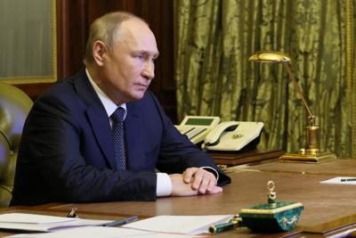 El presidente ruso Vladimir Putin dirige una reunión del Consejo de Seguridad por videoconferencia en San Petersburgo, Rusia, 10 de octubre de 2022. Putin dijo el miércoles 12 de octubre de 2022 que Moscú está preparado para reanudar la provisión de gas a Europa a través de un enlace del gasoducto Nord Stream 2 bajo el mar Báltico. (Gavriil Grigorov, Sputnik, Kremlin Pool Photo via AP)