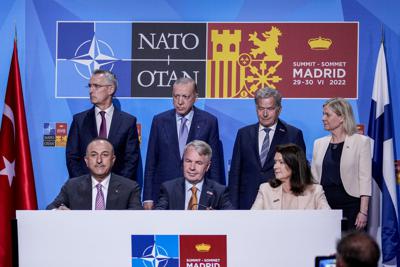 Varios líderes de la OTAN posan durante la firma de un memorando en el que Turquía apoya la adhesión de Finlandia y Suecia a la alianza militar el martes 28 de junio de 2022, en Madrid. De izquierda a derecha, comenzando por las personas de pie: el secretario general de la OTAN, Jens Stoltenberg; el presidente de Turquía, Recep Tayyip Erdogan; el presidente de Finlandia, Sauli Niinisto; la primera ministra de Suecia, Magdalena Andersson; el ministro de Relaciones Exteriores de Turquía, Mevlut Cavusoglu; el ministro de Relaciones Exteriores de Finlandia, Pekka Haavisto; y la ministra de Relaciones Exteriores de Suecia, Ann Linde (AP Foto/Bernat Armangue).