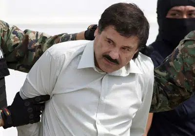 ARCHIVO - En esta fotografía de archivo del 22 de febrero de 2014, Joaquín "El Chapo" Guzmán, jefe del Cártel de Sinaloa en México, es escoltado a un helicóptero en la Ciudad de México luego de su captura. El presidente mexicano Andrés Manuel López Obrador dijo el miércoles 18 de enero de 2023 que el gobierno analizará la solicitud de "El Chapo" de ser regresado a México ante las supuestas condiciones inhumanas en las que se encontraría en una prisión estadounidense donde cumple cadena perpetua. (AP Foto/Eduardo Verdugo, Archivo)