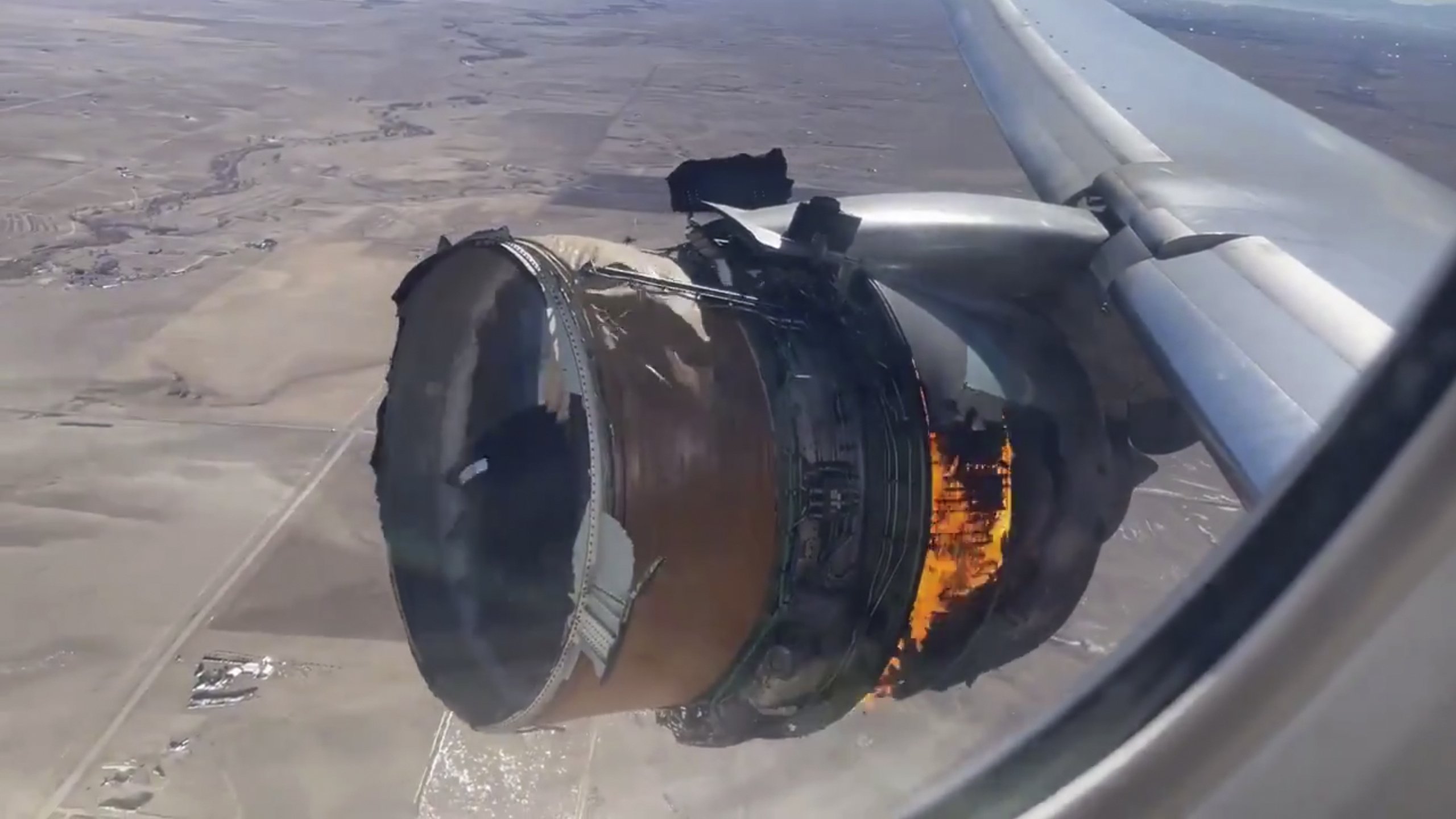 Отказал двигатель самолета. Boeing 777 двигатель. Аварийная Авиационная турбина Боинг 777. Турбина Боинга 777. Двигатель самолета Боинг 777.