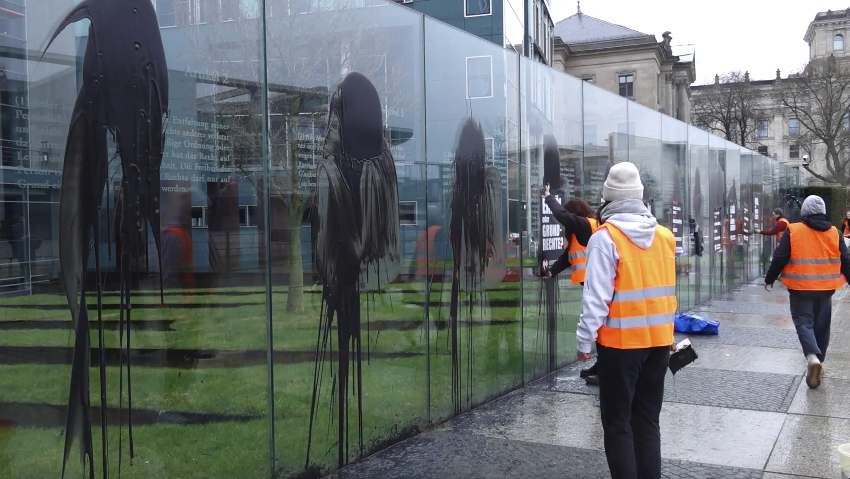 Klimaaktivisten zielen auf Kunstwerke in der Nähe des Deutschen Bundestages