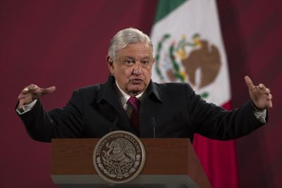 ARCHIVO - El presidente mexicano Andrés Manuel López Obrador da su conferencia de prensa matutina diaria en el Palacio Nacional, en la Ciudad de México, el 18 de diciembre de 2020. López Obrador dijo el jueves 10 de febrero de 2022 que su decisión de poner en “pausa” las relaciones con España es una protesta contra la conducta de las empresas energéticas españolas en el país. (AP Foto/Marco Ugarte, Archivo)