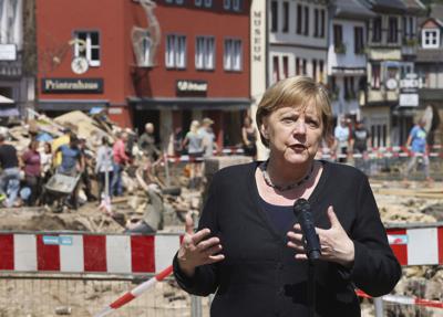 La canciller de Alemania, Angela Merkel, ofrece una conferencia de prensa en Muenstereifel, Alemania, el 20 de julio de 2021. (Oliver Berg/dpa via AP, Pool)