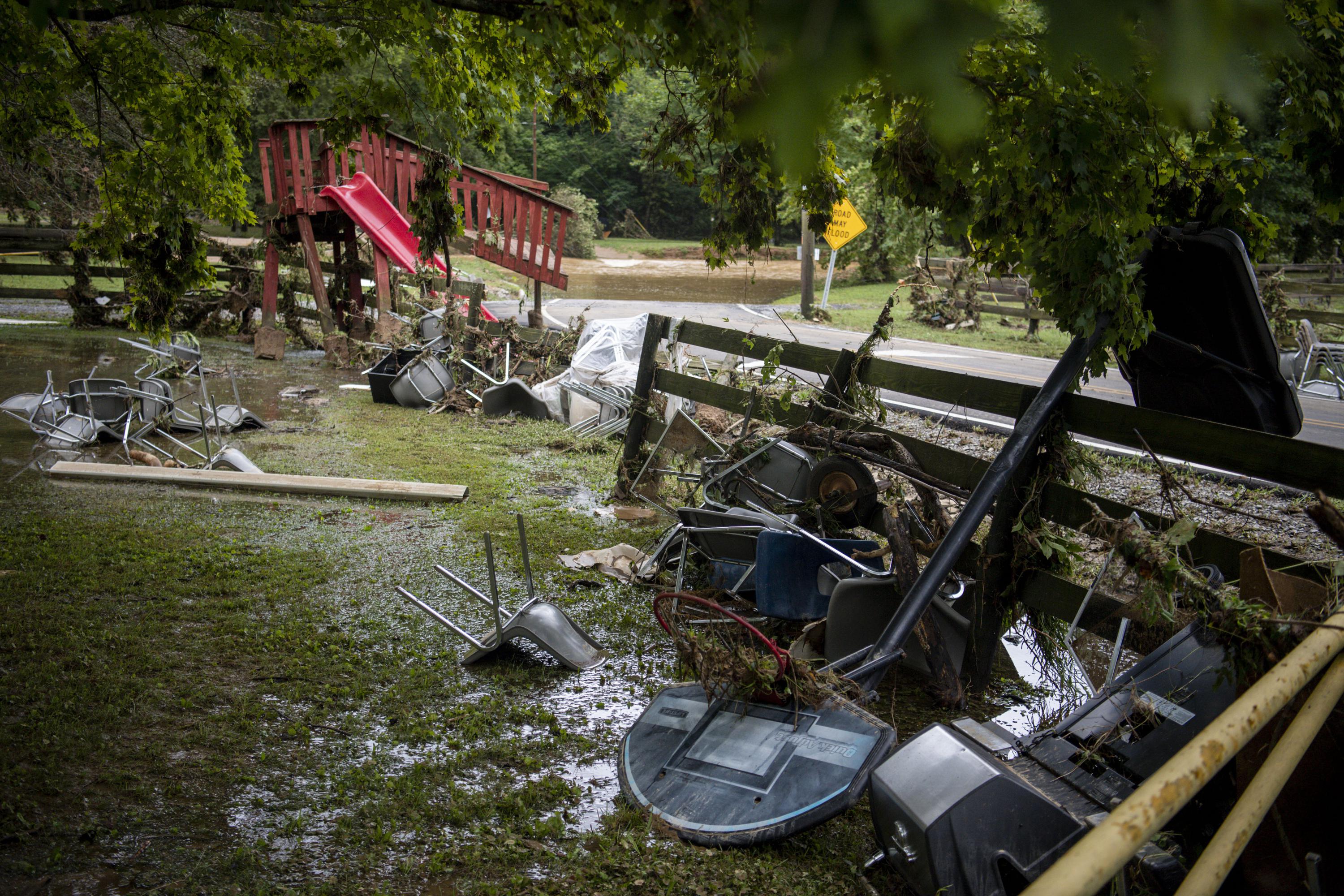 At least ten dead in instant flooding in Tennessee;  dozens missing