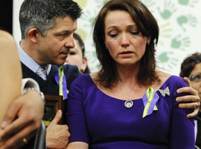 Archivo - Ian y Nicole Hockley, cuyo hijo Dylan murió en una masacre a disparos en la escuela primaria Sandy Hook, escuchan en una conferencia de prensa en el ayuntamiento de Newtown, Connecticut, el 14 de enero de 2013.  (AP Foto/Jessica Hill, Archivo)