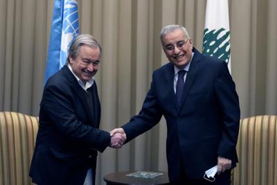 El canciller libanés  Abdallah Bouhabib (der) con el secretario general de la ONU Antonio Guterres en Beirut erl 19 de diciembre de 2021. (Foto AP/Hassan Ammar)