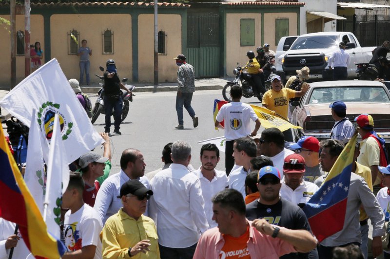 Socialist hardliner aims gun on Guaidó march in Venezuela