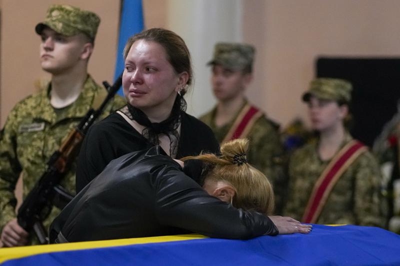 Los familiares lloran durante el funeral del coronel del ejército Oleksander Makhachek en Zhytomyr, Ucrania, el viernes 3 de junio de 2022. Según los camaradas de combate, Makhachek murió luchando contra las fuerzas rusas cuando un proyectil cayó en su posición el 30 de mayo. (AP Photo/Natacha Pisarenko)