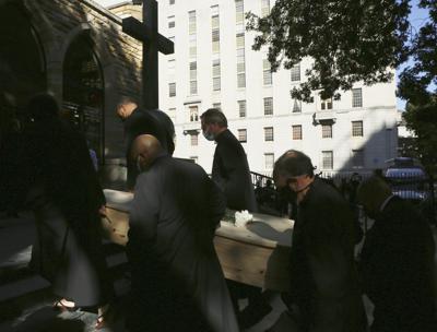 El féretro con los restos mortales del arzobispo anglicano Desmond Tutu llega a la catedral de St. George, el 31 de diciembre de 2021, donde está su capilla ardiente, en Ciudad del Cabo, Sudáfrica. (AP Foto/Tsvangirayi Mukwazhi)