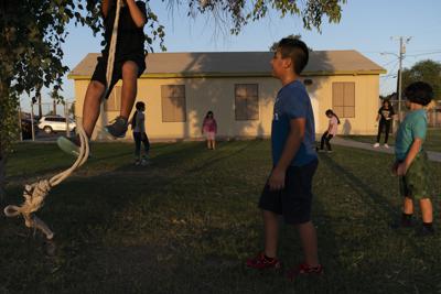 ARCHIVO - Niños juegan en el patio de un club de boxeo comunitario el jueves 19 de agosto de 2021 en Somerton, Arizona. La Oficina del Censo de los Estados Unidos publicó el jueves 10 de marzo de 2022 dos informes que miden qué tan bien el recuento de cabezas de una vez por década contabilizó a cada residente de los Estados Unidos y si ciertas poblaciones fueron subcontadas o sobrerrepresentadas en el conteo. Cualquier recuento insuficiente en varias poblaciones puede reducir la cantidad de fondos y representación política que obtienen durante la próxima década. (AP Photo/Jae C. Hong, Archivo)